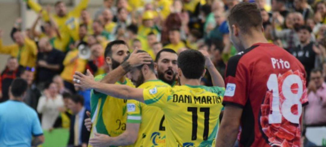 Los jugadores del Jaén Paraíso Interior FS celebran uno de los goles ante El Pozo Murcia. 