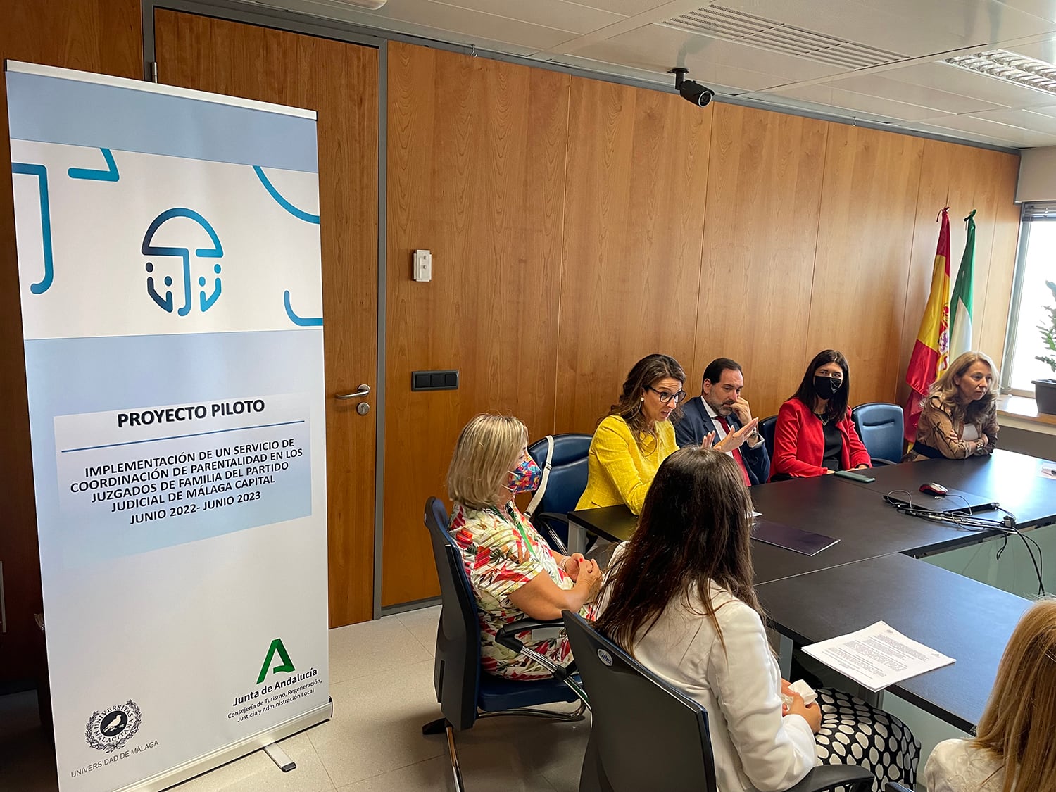 Momento de la reunión en la Ciudad de la Justicia de Málaga de las coordinadoras del proyecto por parte de la UMA -Mariela Checa, coordinadora del Servicio de Atención Psicológica, y Yolanda de Luchi, profesora de Derecho Procesal-, el director general de Justicia Juvenil y Cooperación de la Junta, Francisco Ontiveros, y varios jueces y técnicos