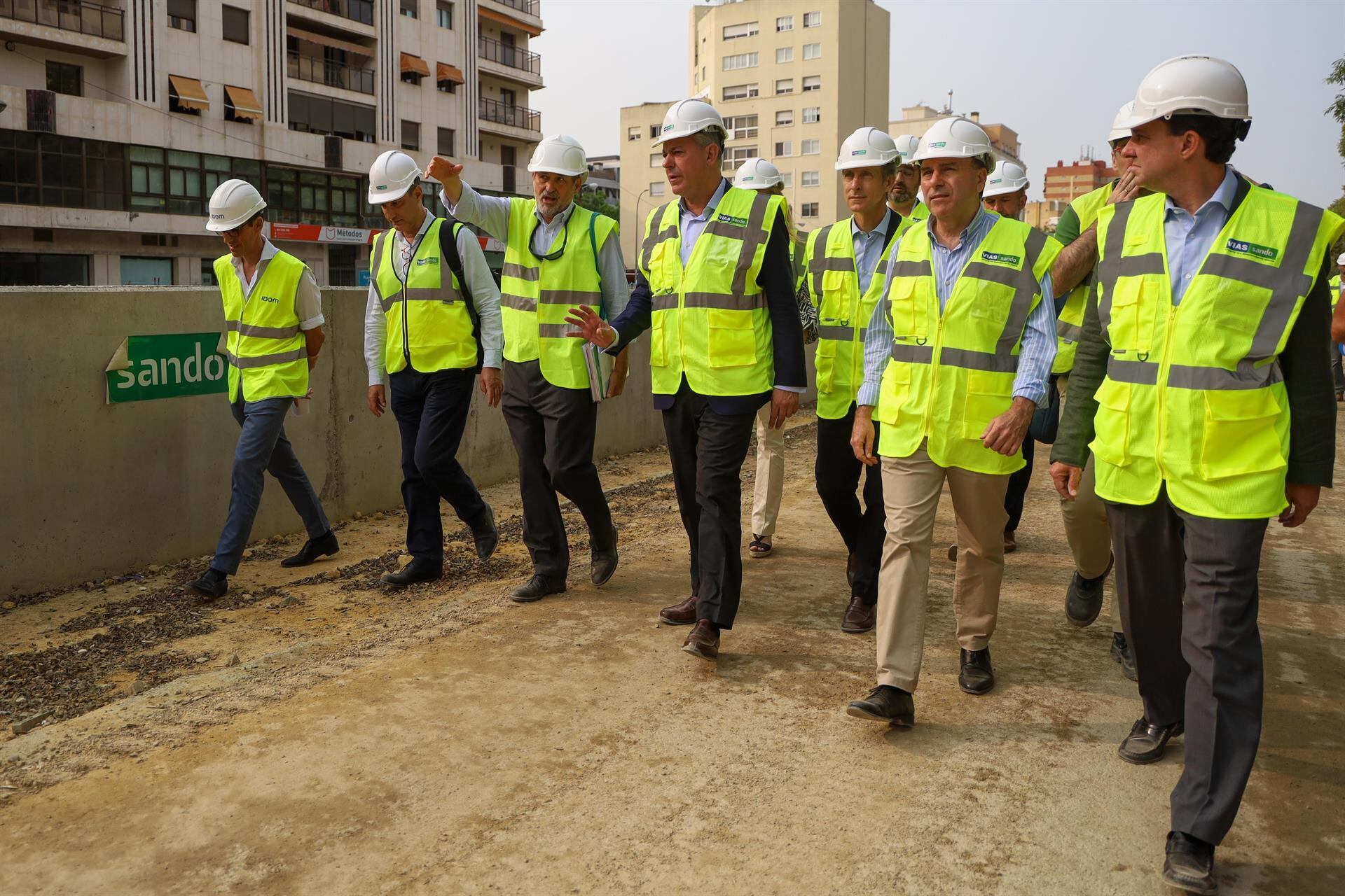 El alcalde de Sevilla, José Luis Sanz, en el centro de la imagen, durante su visita a la obra de ampliación del tranvía en Nervión. - AYUNTAMIENTO DE SEVILLA