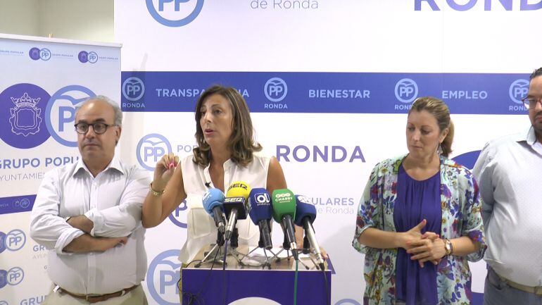 La presidenta popular, Mari Paz Fernández, junto a sus compañeros ante la prensa