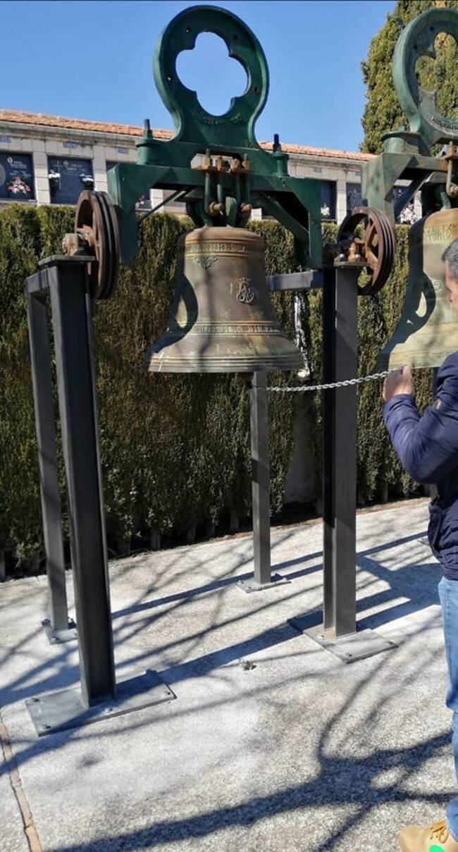 Una de las campanas de la iglesia
