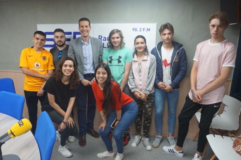 Los jóvenes integrantes del programa en Radio Elda SER junto al alcalde de Elda, Rubén Alfaro 