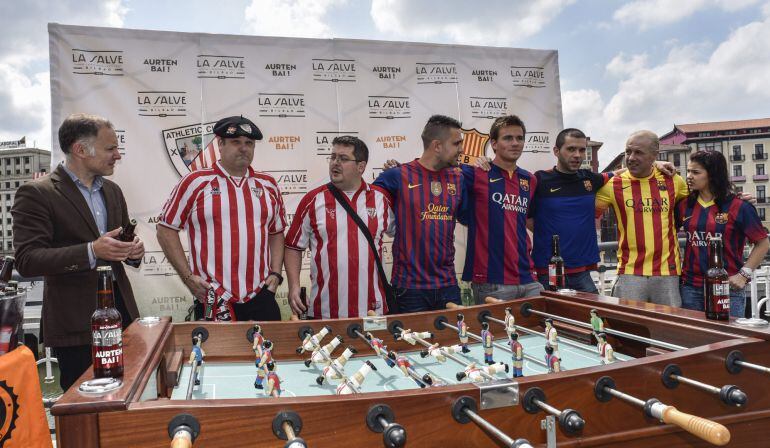 Partida de futbolín entre las aficiones antes de la final de la Copa del Rey