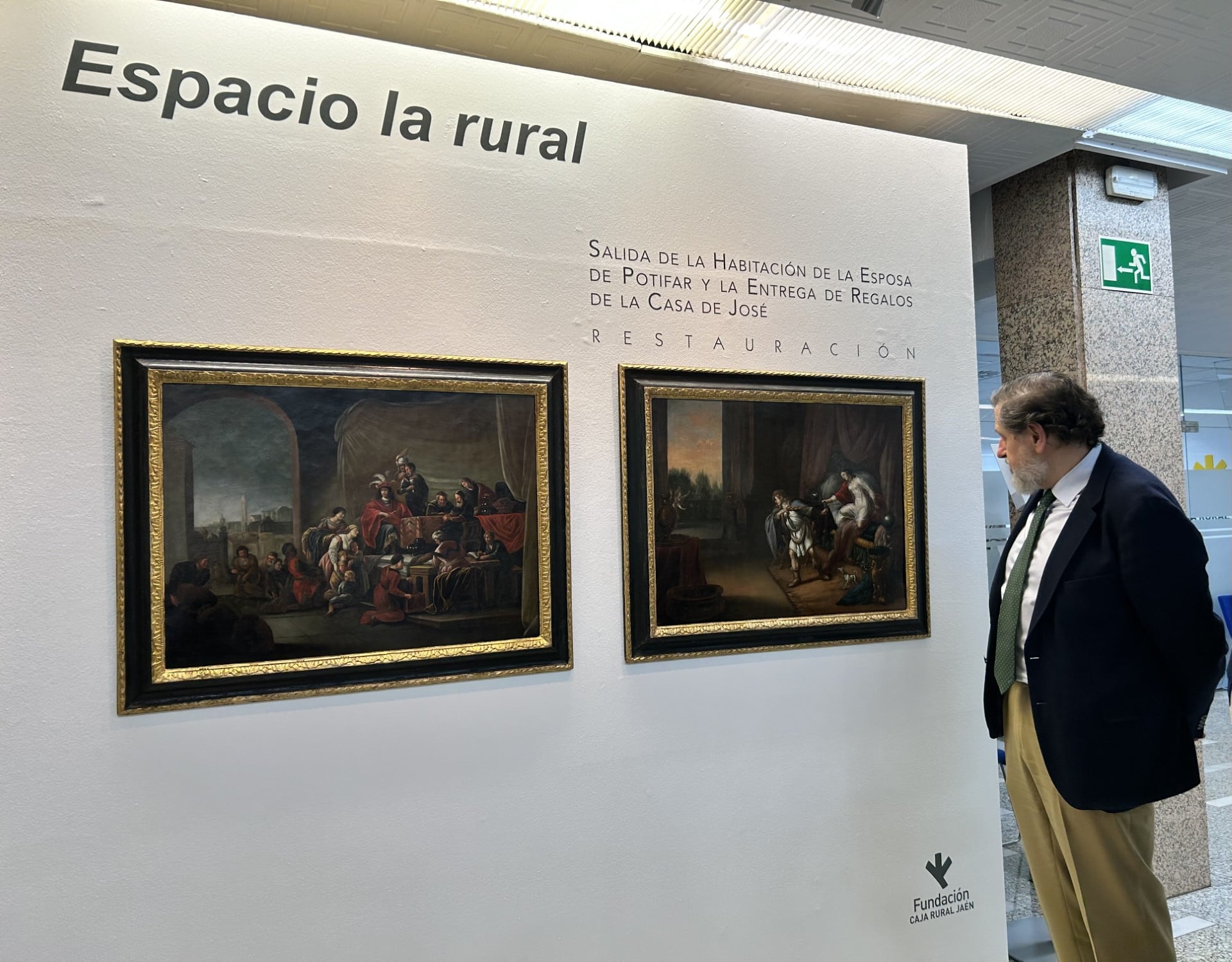 El gerente de la Fundación Santa Capilla de San Andrés, Luis Jesús García-Lomas, contempla los dos cuadros restaurados.