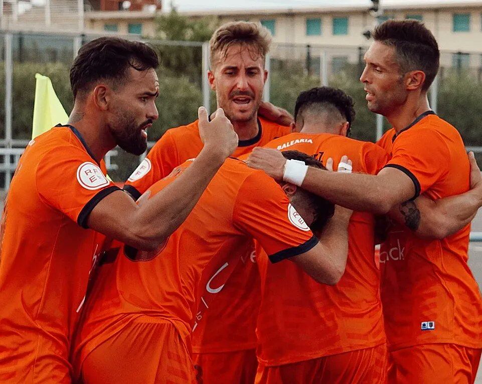 L'Atzeneta UE celebrava el gol que posava l'empat a 1 momentàni al camp del Roda// Foto: Atzeneta UE