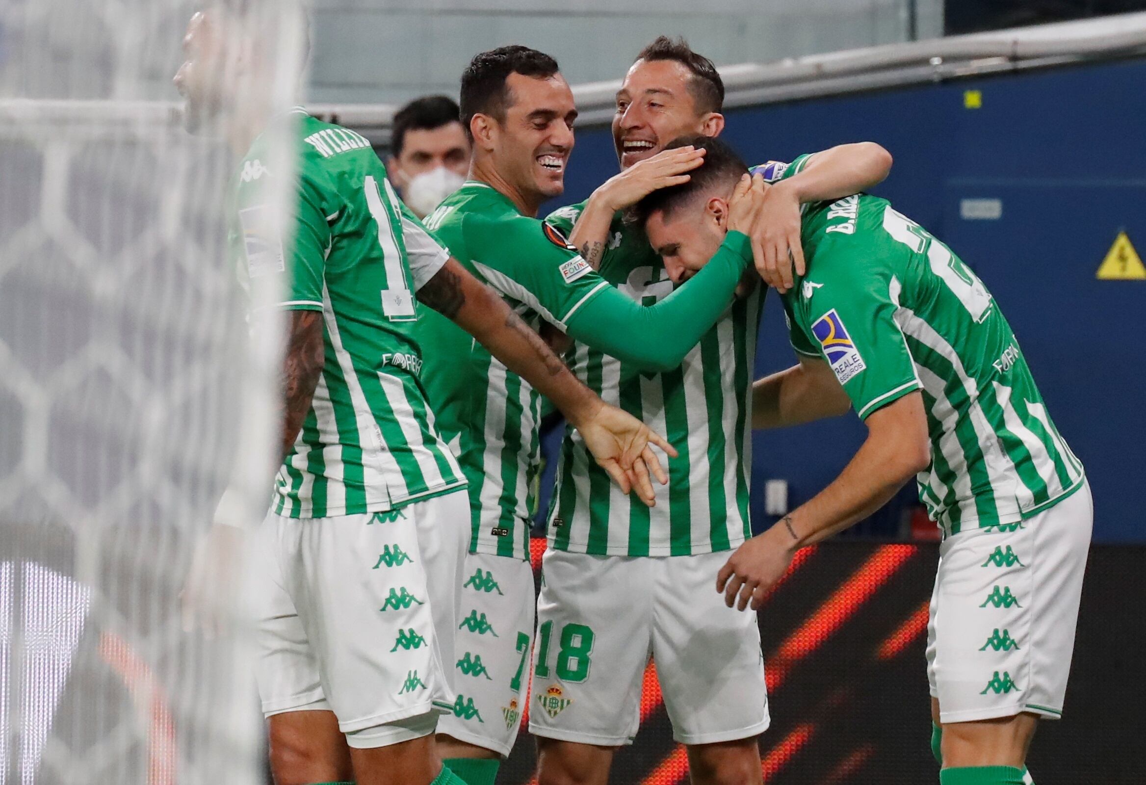 Los jugadores del Betis celebran el primer gol.