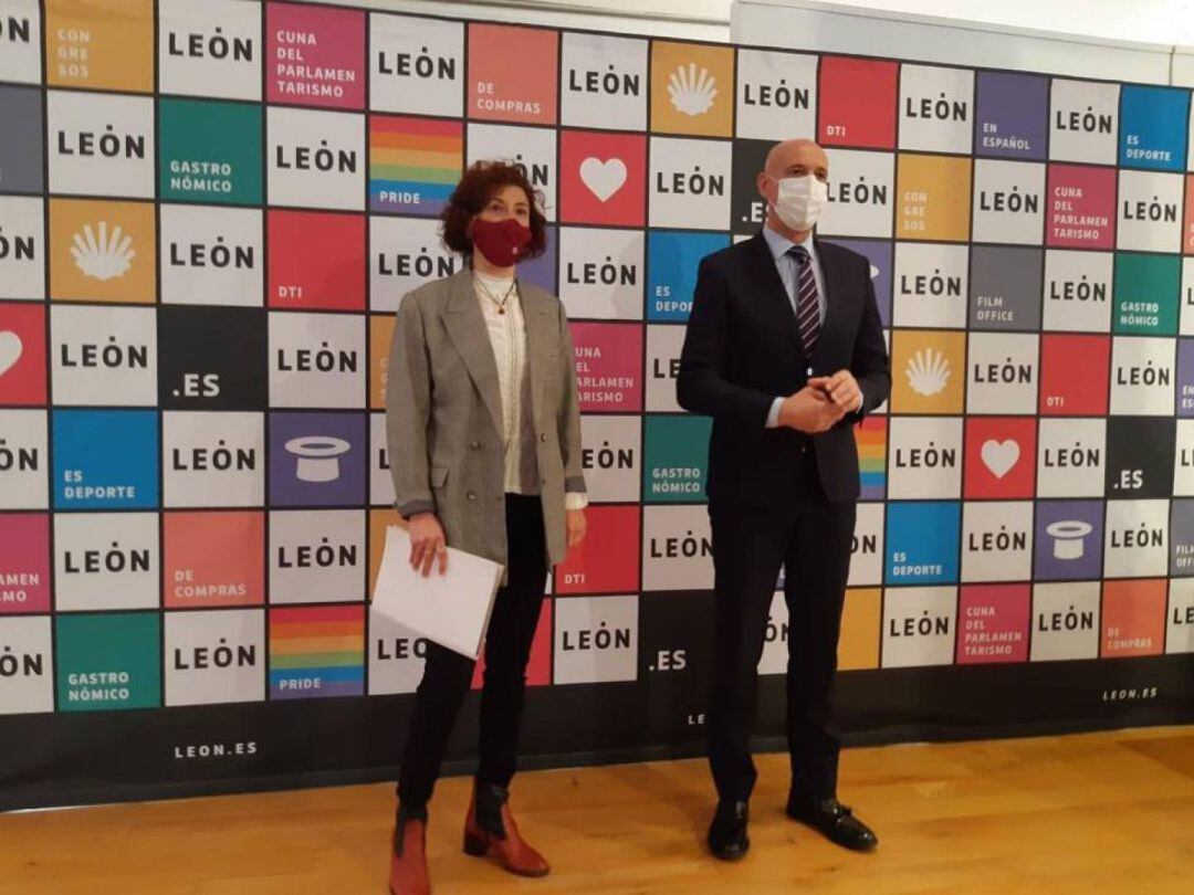 Travesí y el alcalde en la presentación de la marca León