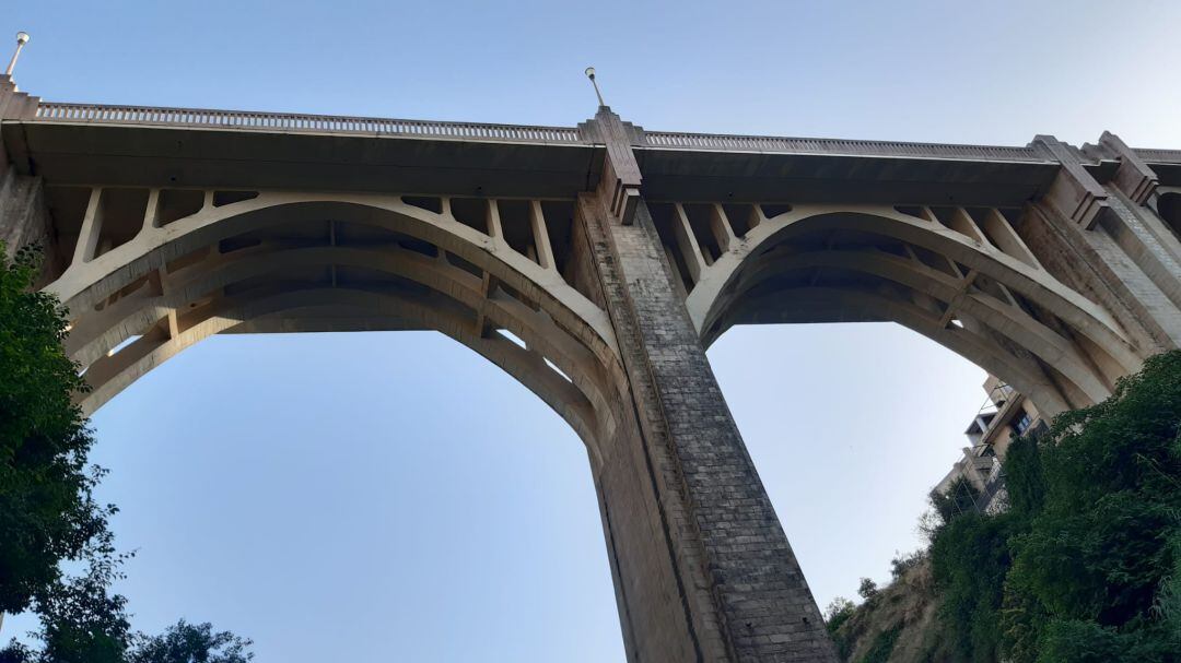 El sol brillant sobre el Pont de Santa María