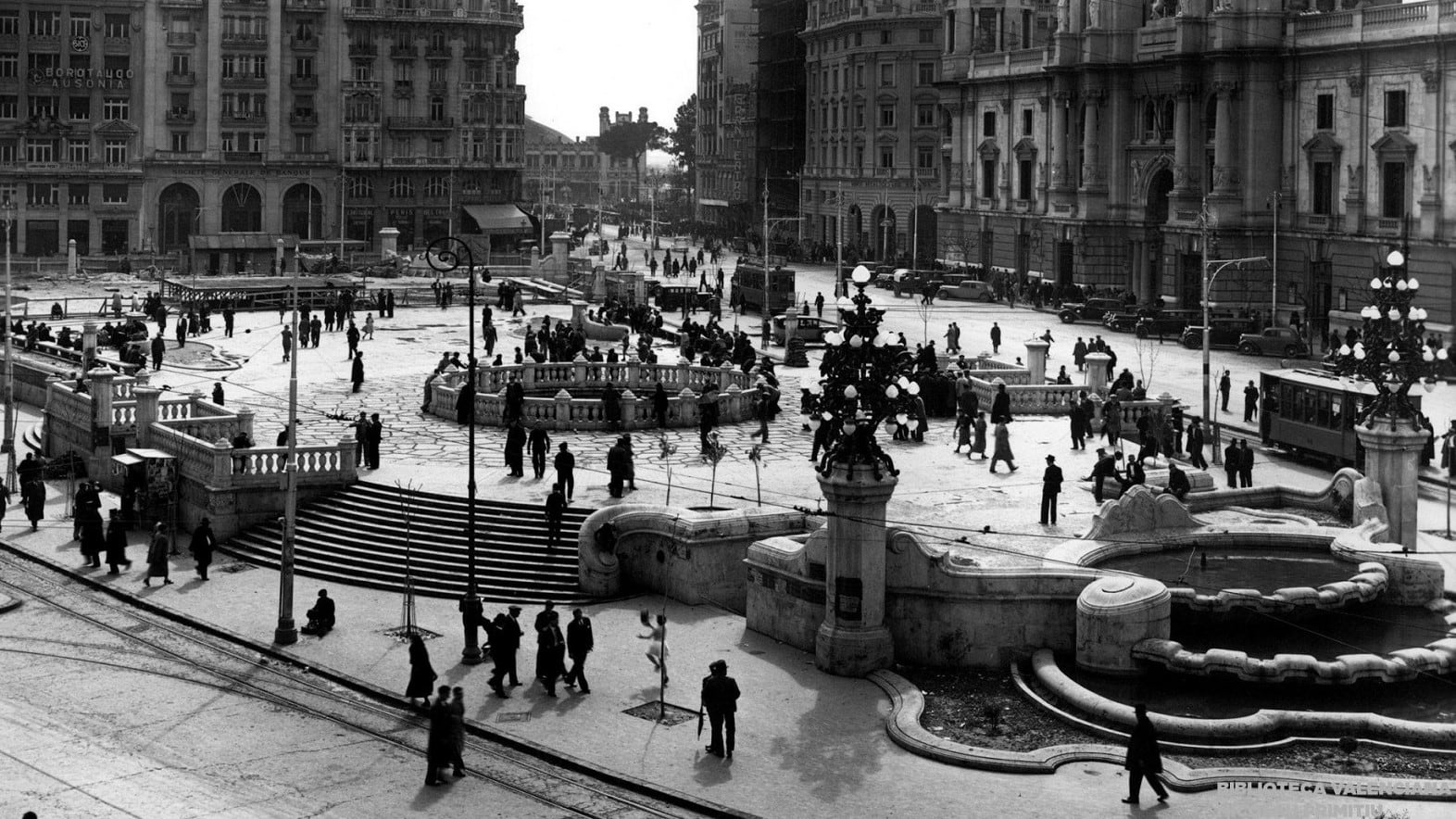 Imagen de la plaça de l&#039;Ajuntament con la decoración en piedra diseñada por Goerlich