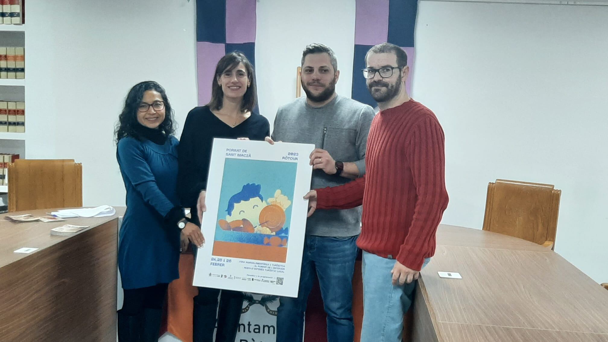 La edil de Cultura, Isabel Pérez, junto a la técnica, Sergi Mendoza, diseñador del cartel del Porrat de Ròtova y el alcalde Jordi Puig.