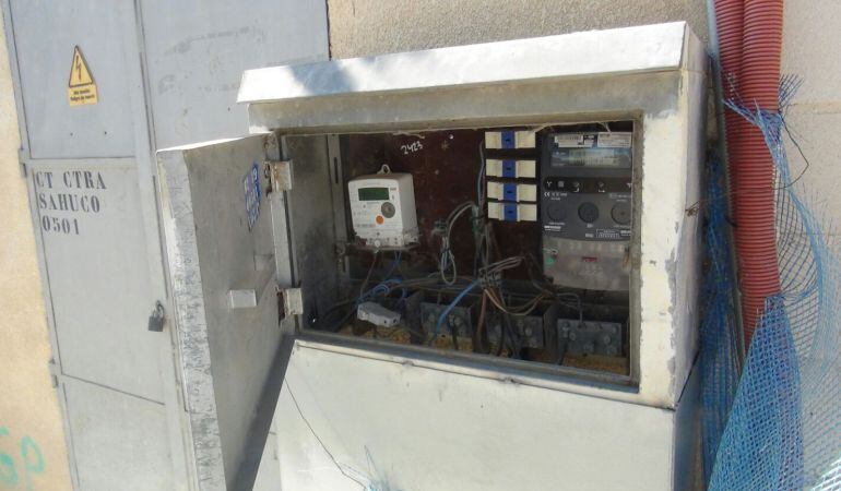 Así se encuentran algunos de los cuadros de electricidad en Los Prados