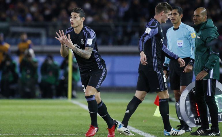 James Rodríguez salta al terreno de juego en el partido contra el América en el Mundial de Clubes