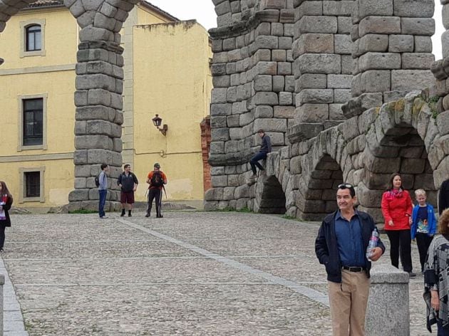 Un hombre en el momento de bajarse de uno de los arcos del Acueducto