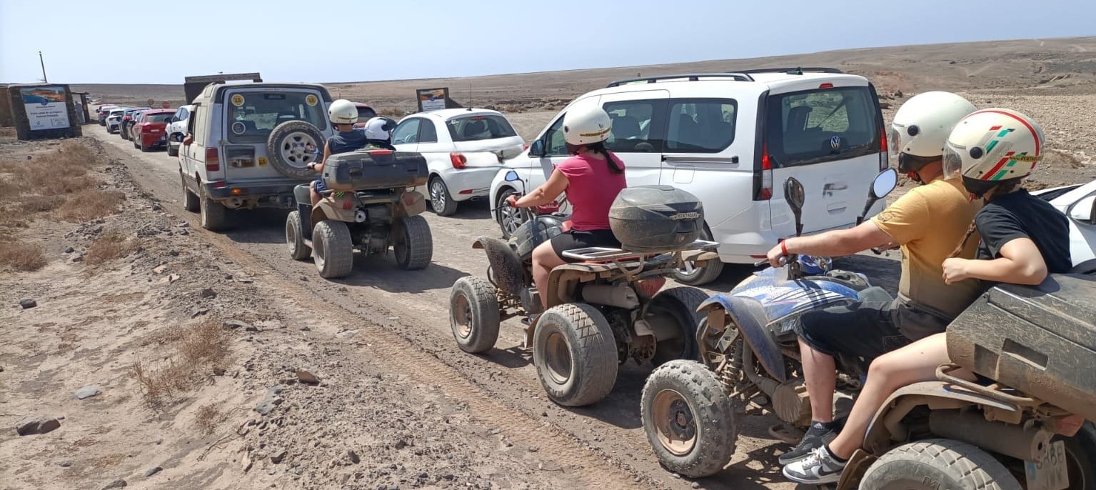 Caravana de buggies en el Monumento Natural de Los Ajaches, en Yaiza (Lanzarote).