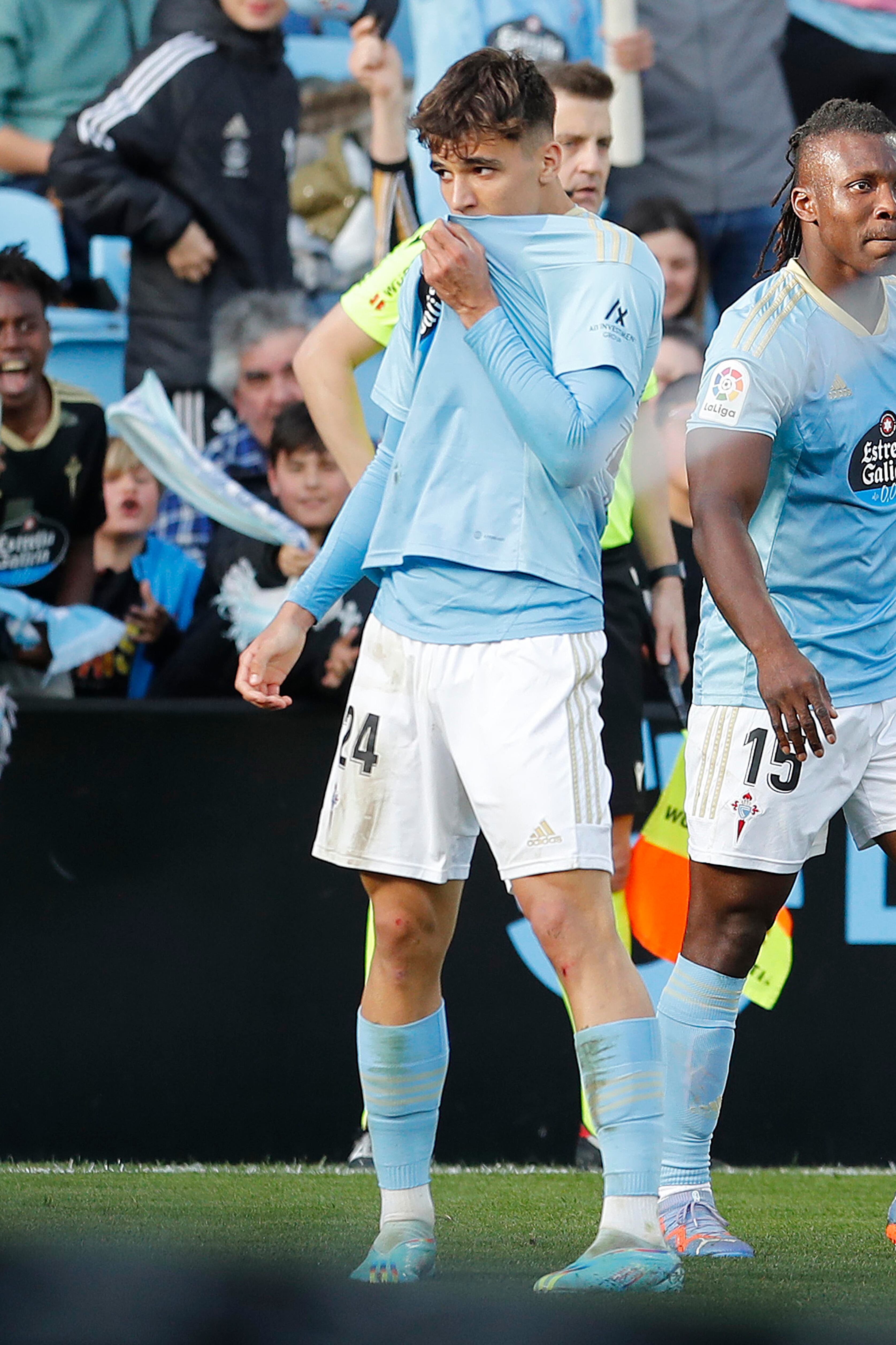 VIGO (PONTEVEDRA), 26/02/2023.- El centrocampista del Celta de Vigo Gabri Veiga celebra tras anotar el 3-0 ante Real Valladolid, en el partido de la jornada 23 de LaLiga que se disputa hoy domingo en el estadio de Balaídos, en Vigo. EFE/ Salvador Sas
