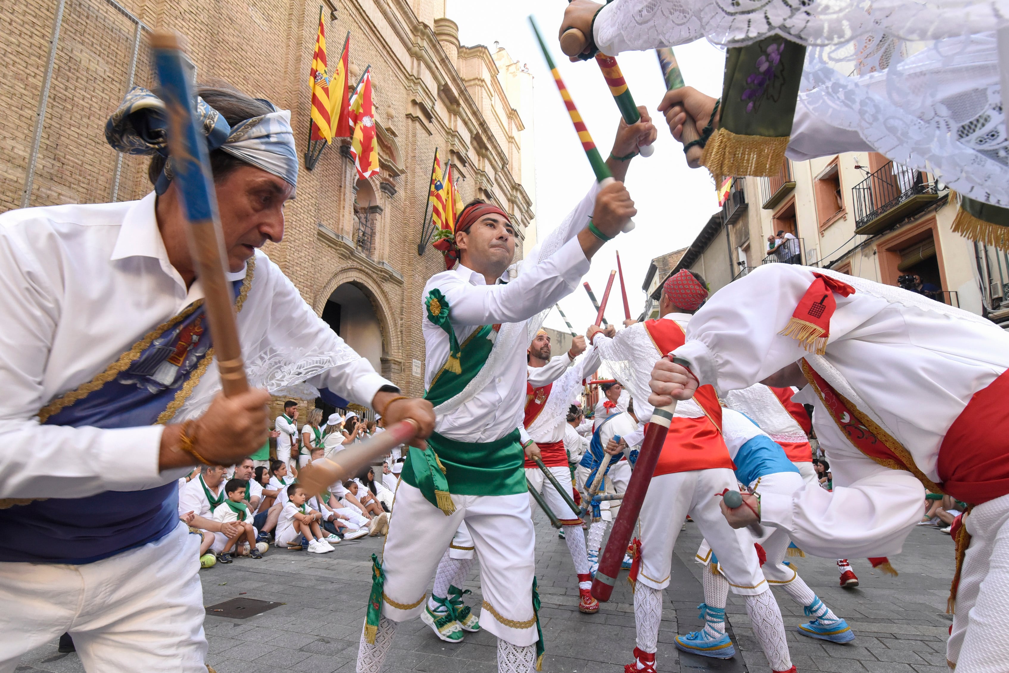 Danzas ante la basílica de San Lorenzo con motivo del día grande de las fiestas de San Lorenzo EFE/ Javier Blasco