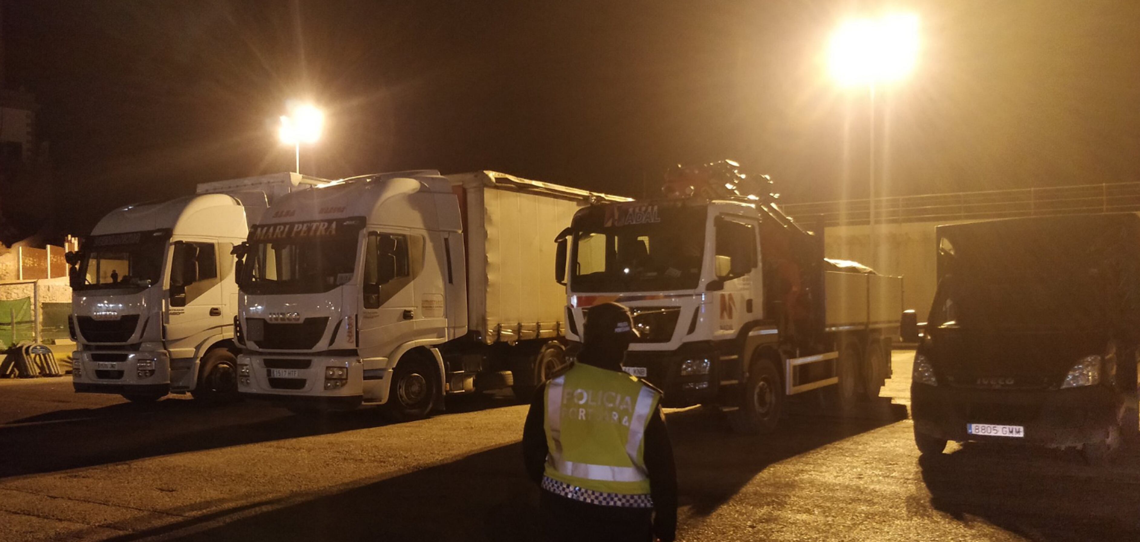 Camiones de transporte de mercancías en el puerto de Ibiza