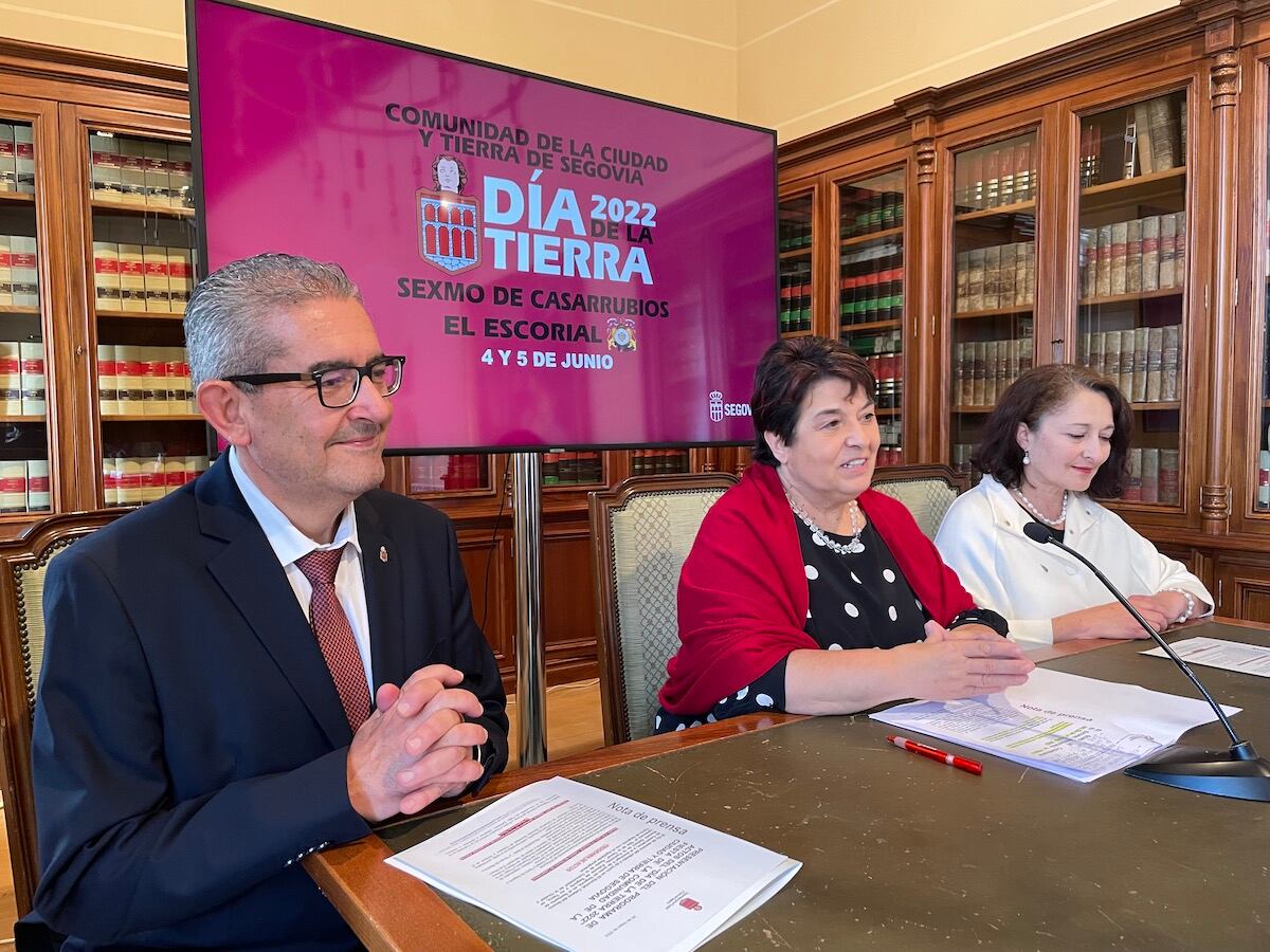 Imagen de la alcaldesa de Segovia, Clara Luquero, de la alcaldesa de Brieva, Pilar Martín Sampedro, y del gerente de la Comunidad de Ciudad y Tierra de Segovia, Luis Asenjo