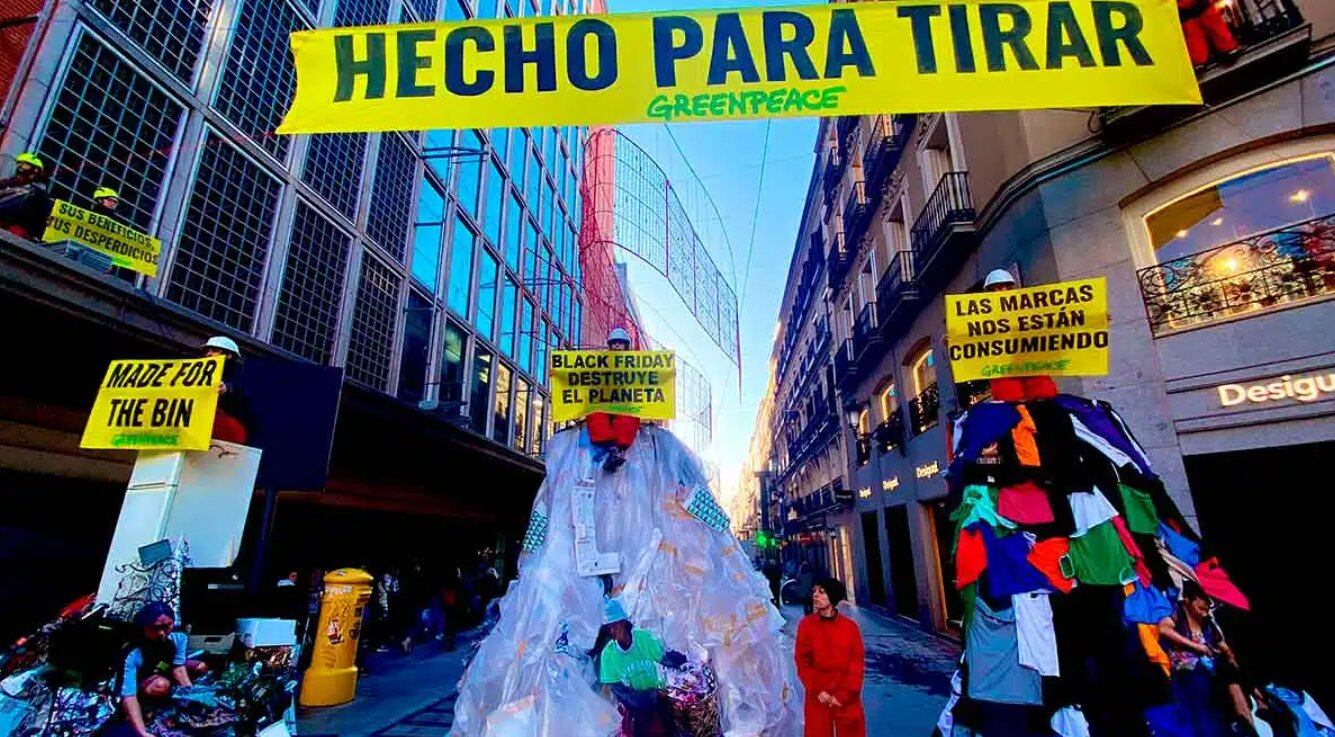 Protesta Greenpeace en la Plaza de Callao, contra el &#039;Black Friday&#039;