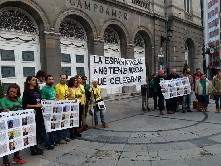 Los convocantes de la protesta durante su presentación ante el Teatro Campoamor.