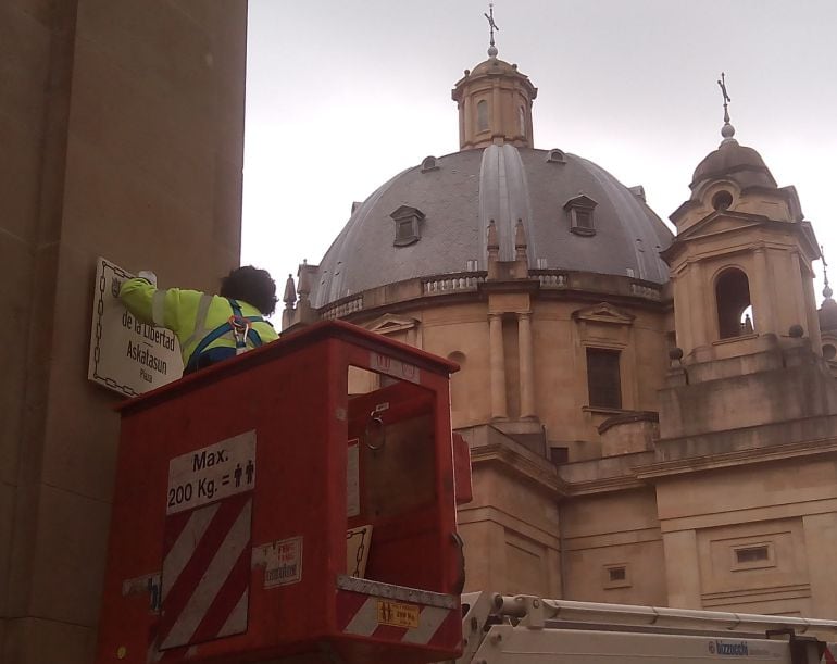 Operario en el momento del cambio de placa en la recién inaugurada Plaza de la Libertad