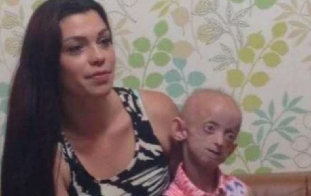 Ashanti Smith posando con su madre