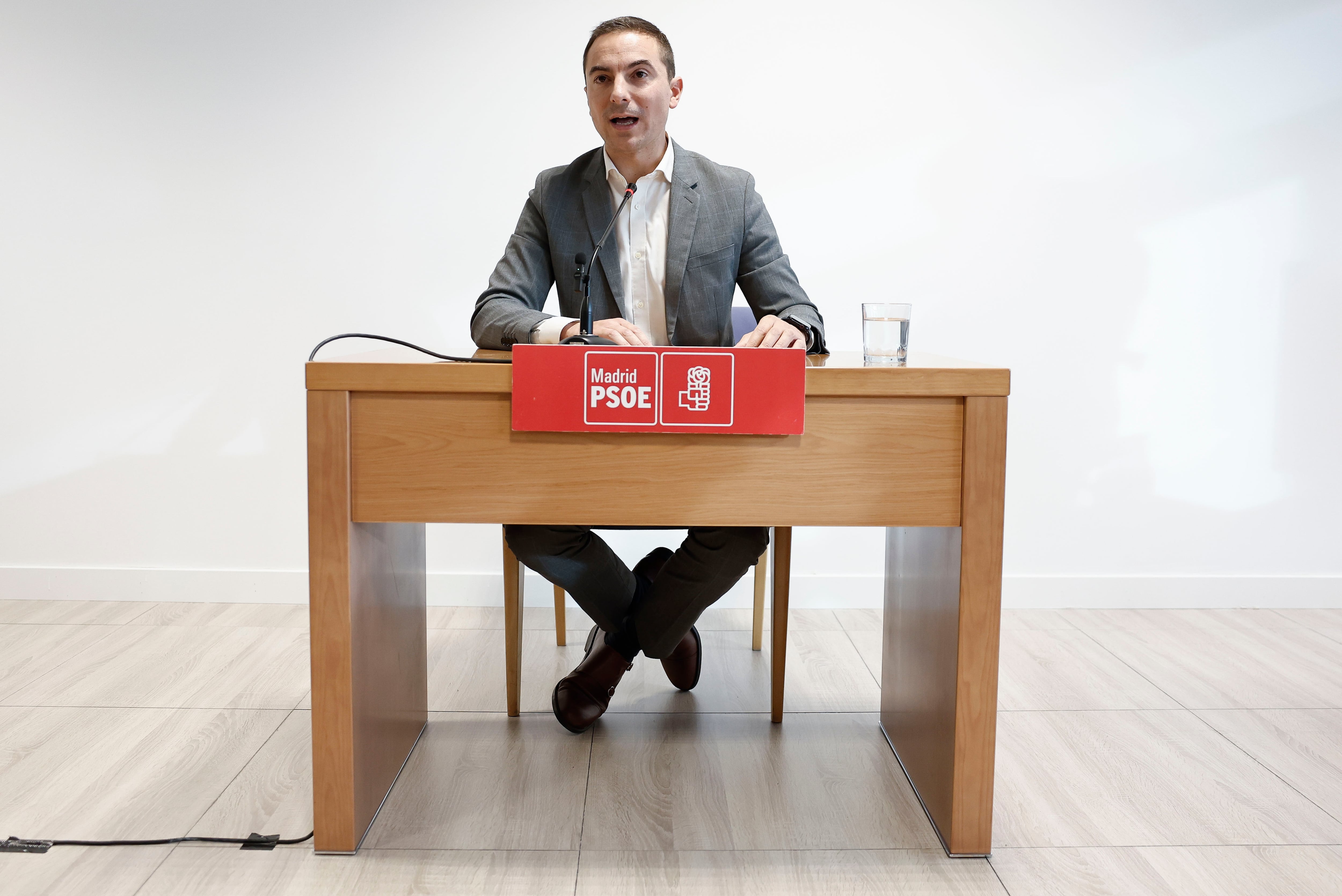 El secretario general del PSOE-M, Juan Lobato, durante su comparecencia este martes ante los medios en la Asamblea de Madrid tras el cuestionamiento a su actuación de certificar ante notario unos mensajes de WhatsApp con la directora del gabinete del ahora ministro Oscar López.