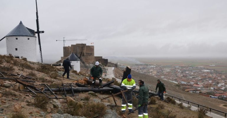 Los operarios han trabajado durante el fin de semana en el cerro Calderico donde se asientan los históricos molinos de viento de Consuegra