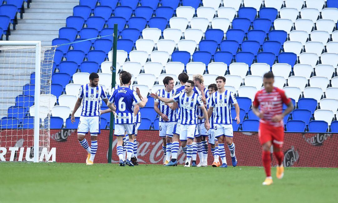 Los jugadores de la Real celebran uno de los goles contra el Granada