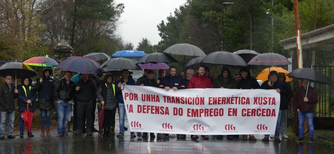 Trabajadores en la entrada de la Central Térmica de Meirama