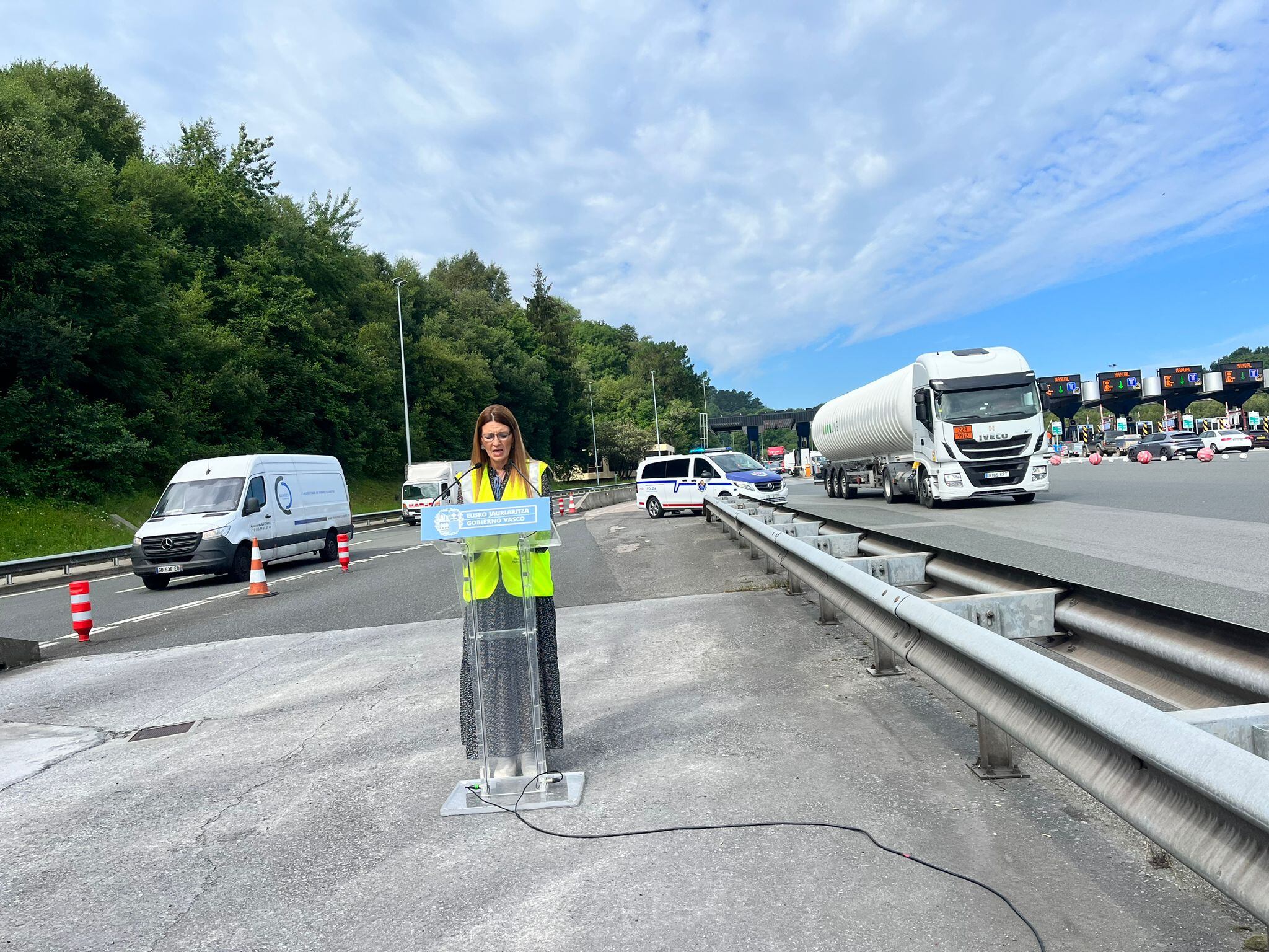 La directora de Tráfico, Estibaliz Olabarri, en la rueda de prensa celebrada en el peaje de la AP-8 de Irun | Fuente: Radio Irun