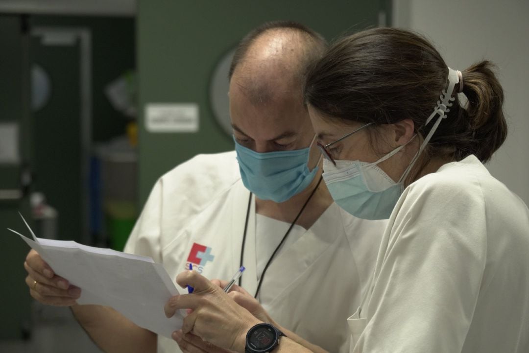 Archivo - Profesionales sanitarios en Valdecilla