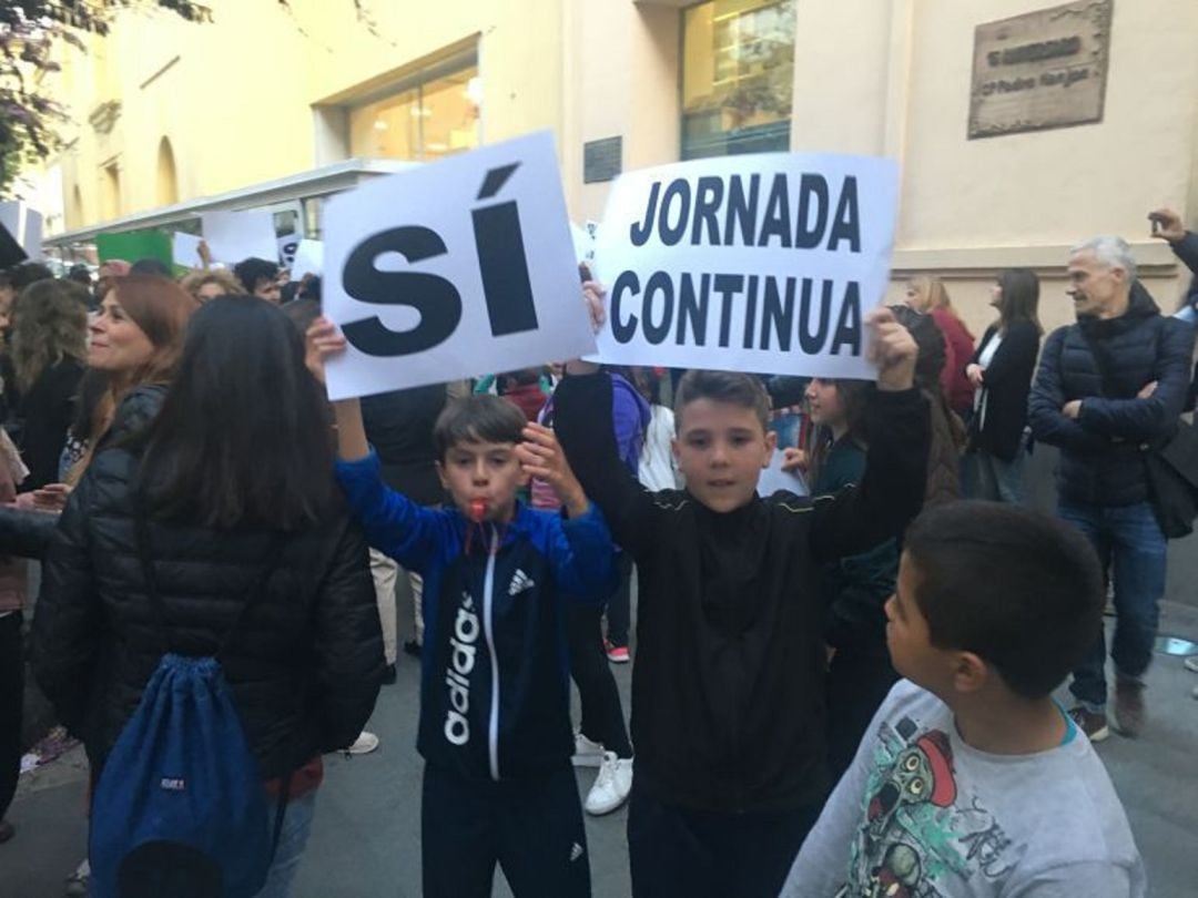 Familias enteras se concentraron en el colegio pidiendo la jornada continua