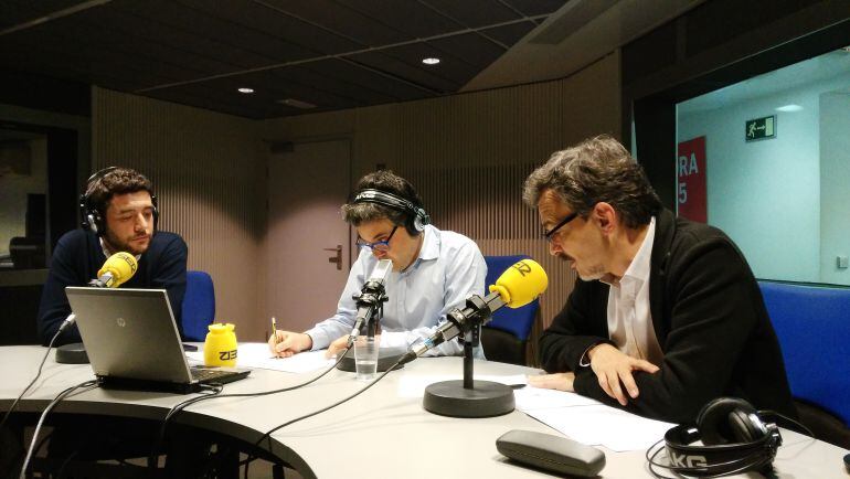 César Zafra (Cs) y José Manuel López (Podemos) con Javier Casal durante la tertulia