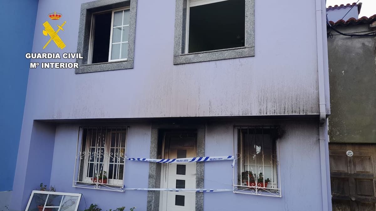 Sanas y salvas una mujer de avanzada edad y su hija sorprendidas mientras dormían por el incendio de su casa en Buño