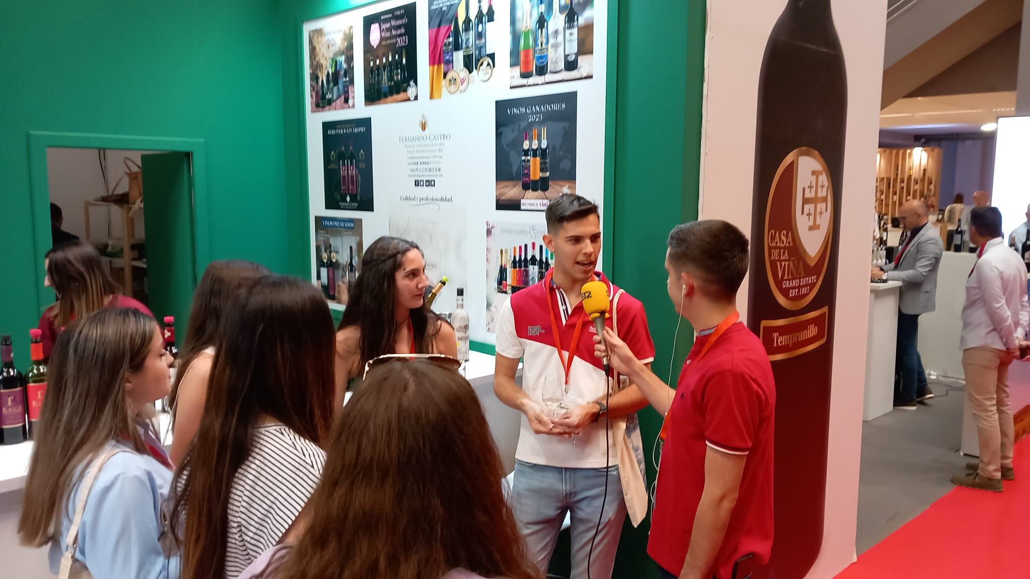 Unos jóvenes visitando la Feria Nacional del Vino, FENAVIN, que se desarrolla en Ciudad Real