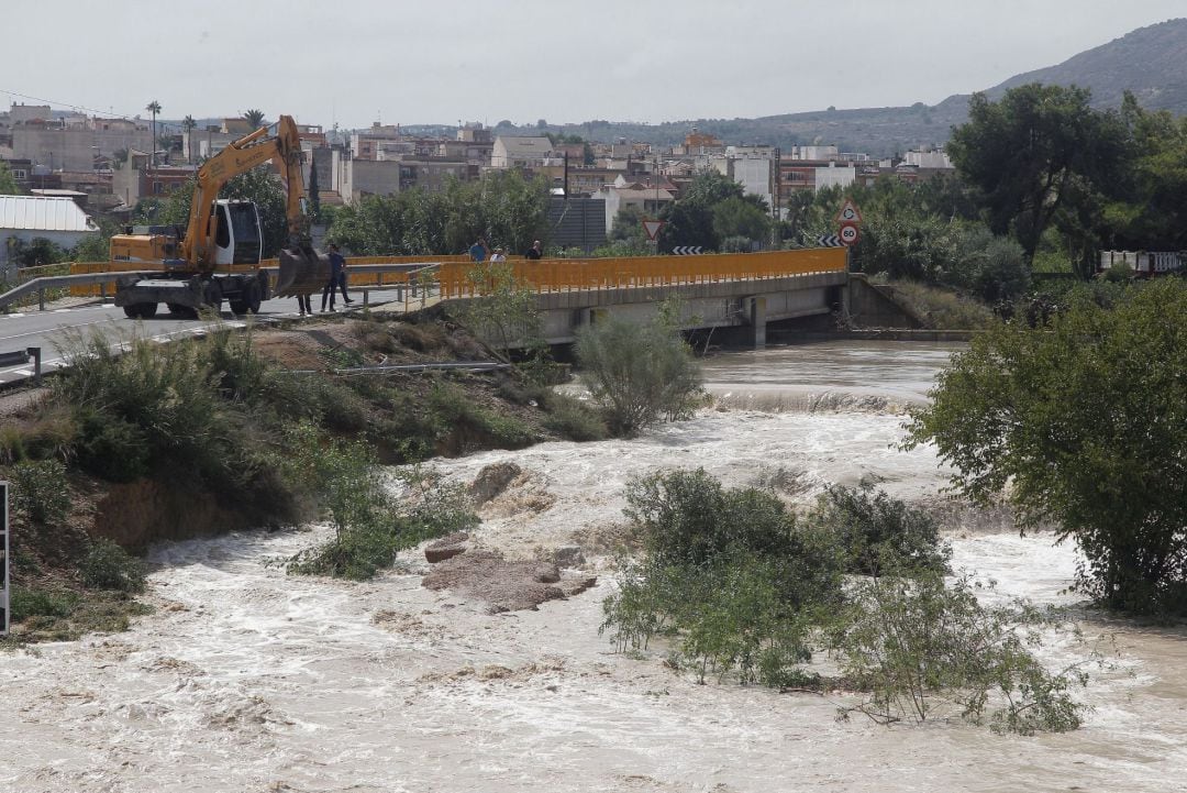 El muro del cauce del río Segura a su paso por la localidad alicantina de Almoradí,roto por la crecida del río provocando el desbordamiento a la entrada de la población