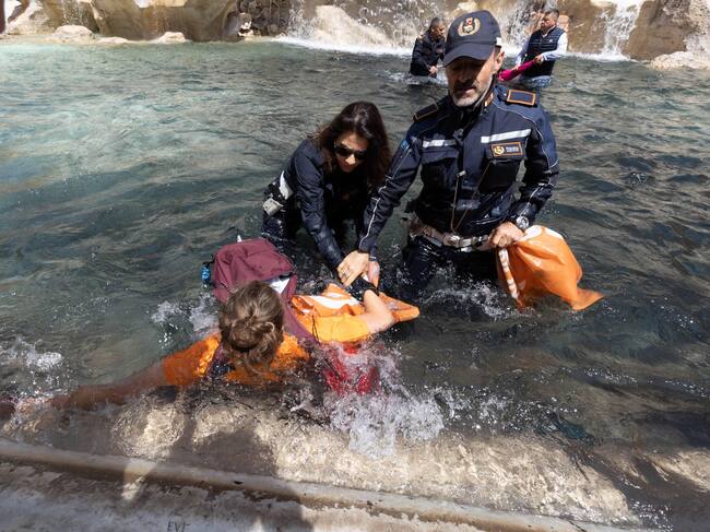 La policía local desalojando a los activistas