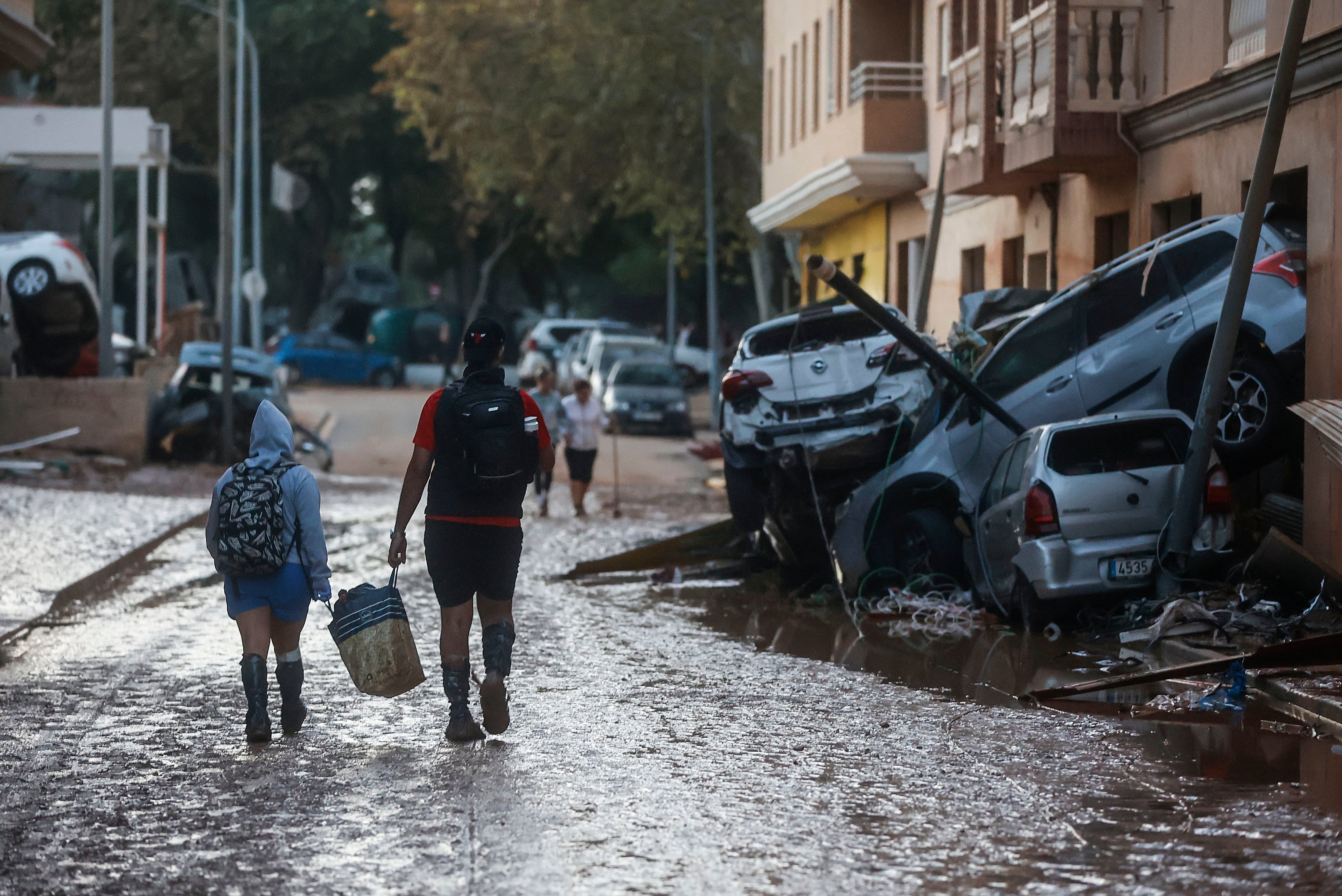 Varias personas tratan de volver a la normalidad tras la inundación