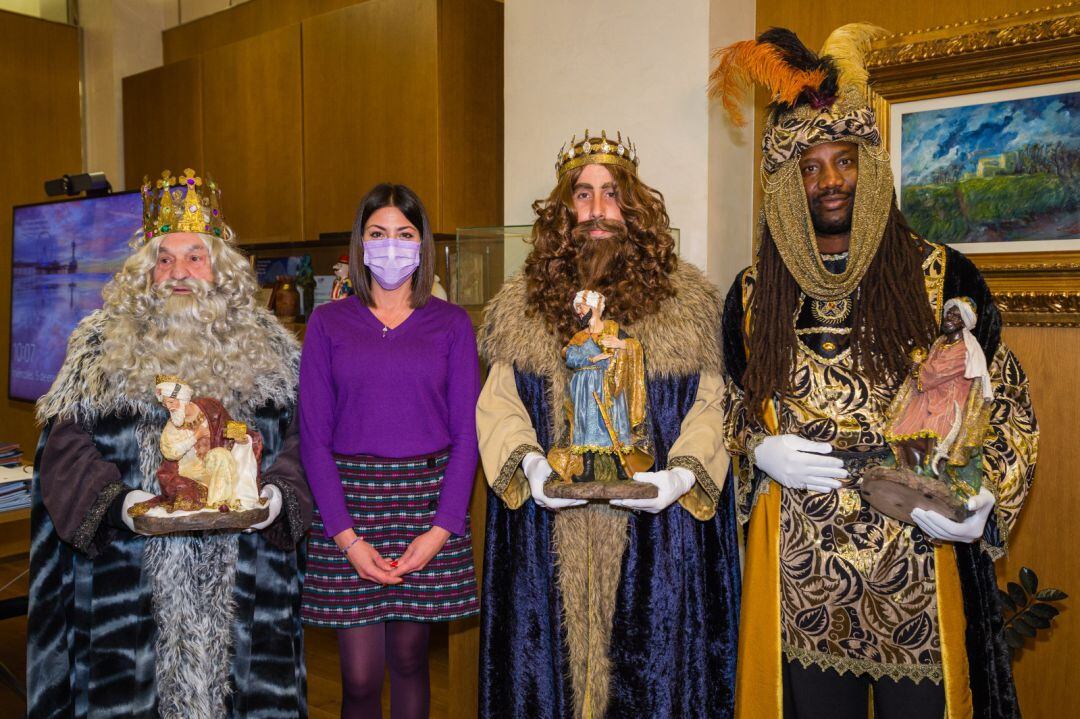 Los Reyes Magos con la edil de Fiestas