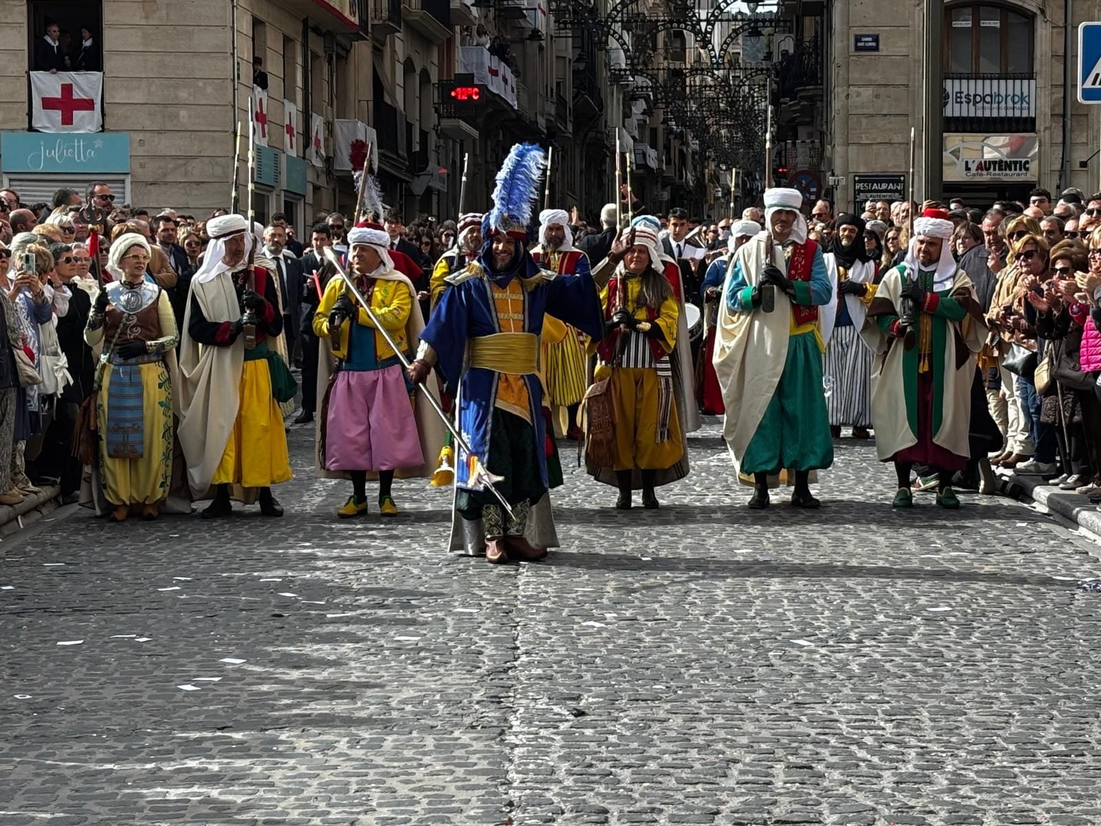 Mauro Camáñez Catalá ha debutado este domingo como sargento mayor moro guiando a los glorieros y glorieras desde la Plaza de España.