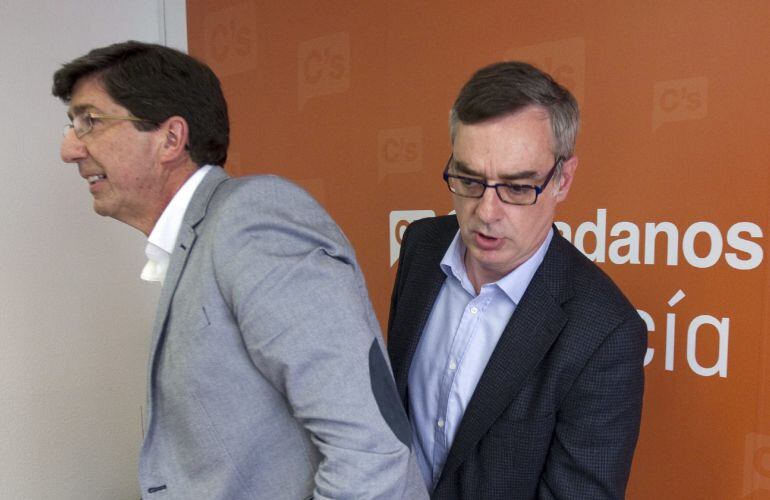 GRA082 SEVILLA, 06/04/2015.- El líder andaluz de Ciudadanos, Juan Marín (i), ha insistido hoy en rueda de prensa en Sevilla que la abstención de su partido en la investidura como presidenta de la Junta de Andalucía de Susana Díaz, está condicionada a la aceptación de medidas contra la corrupción y ha avisado de que &quot;no cambiará&quot; su decisión por &quot;sillones&quot; o pactos en las municipales y autonómicas. A su lado, el vicesecretario general del partido, José Manuel Villegas (d). EFE/José Manuel Vidal