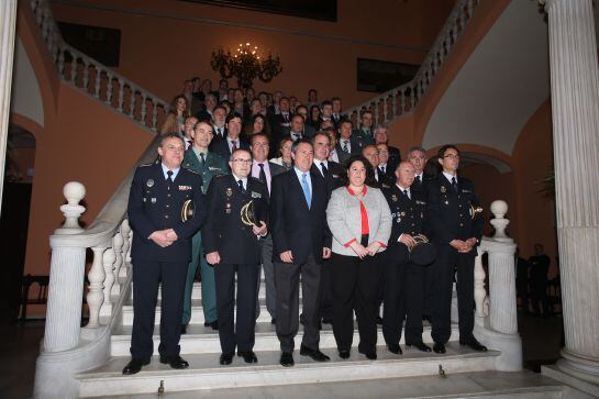 El alcalde de Sevilla, Juan Espadas, con representantes de la Mesa de Coordinación de la Feria de Abril 2016, donde se han dado cita responsables de los Cuerpos y Fuerzas de Seguridad del Estado, 061, Emergencias 112, Metro de Sevilla, Confederación de Em