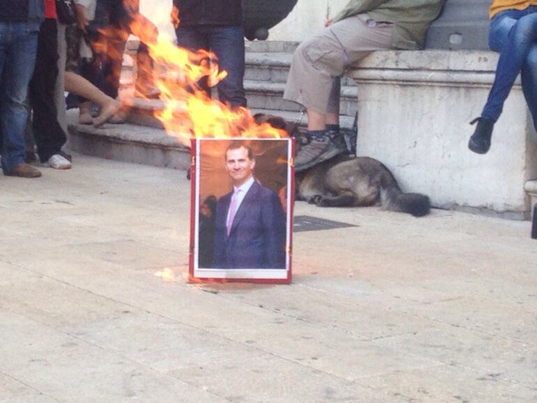 Part dels manifestants de Tarragona han cremat una foto del príncep Felip a la plaça de la Font.