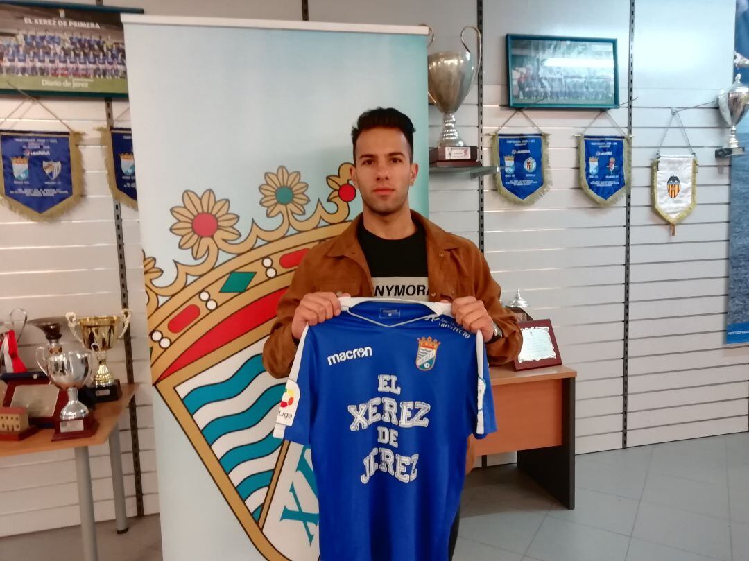 Ezequiel Navarro Montoya posando con la camiseta del Xerez CD