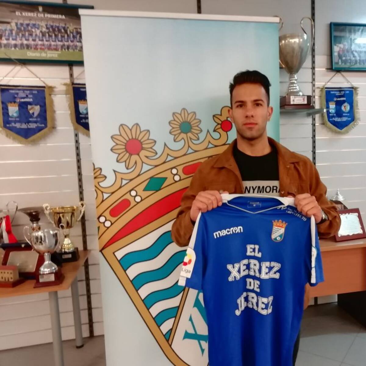 "Estoy encantado de venir a un club tan grande e histórico como el Xerez CD"