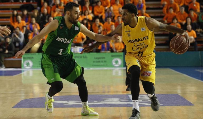 El escolta estadounidense del Herbalife Gran Canaria Dennis Seeley (d) con el balón ante el escolta croata del Montakit Fuenlabrada Marko Popovic (i), durante el partido de la décimo cuarta jornada de Liga ACB disputado hoy en el pabellón Fernando Martín 