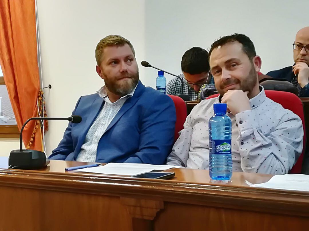 Juan Ramón Gil y Juan Rodríguez en el Salón de Plenos del Ayuntamiento de Baza