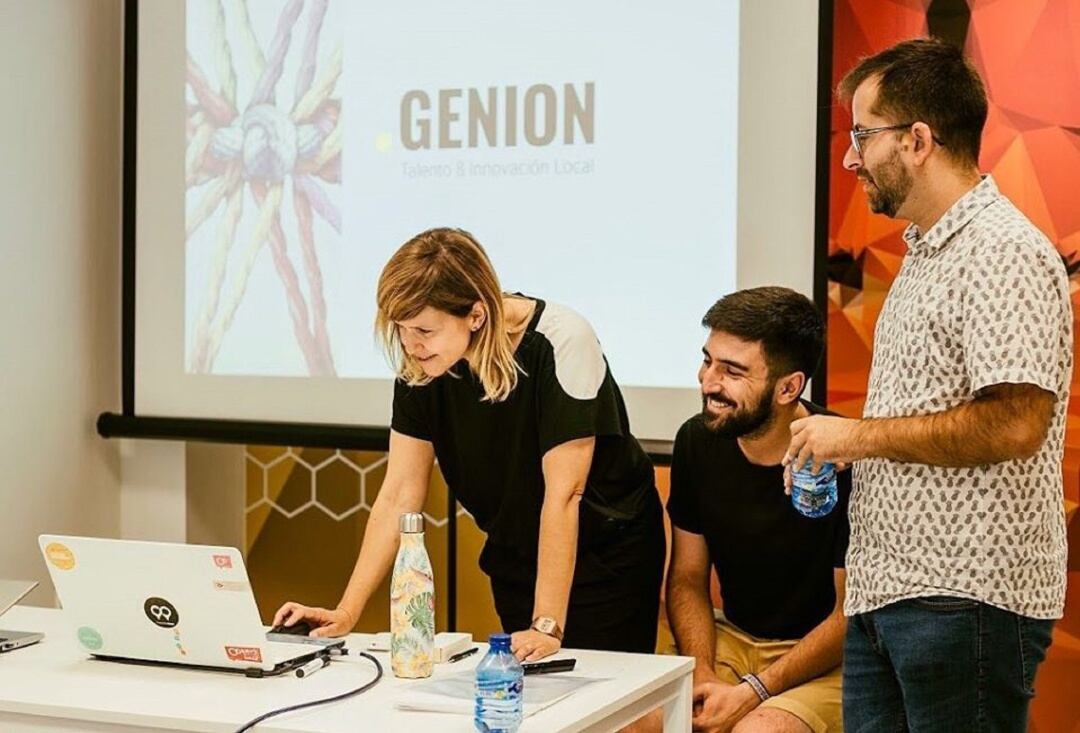 Esther Navarro, socia de PBC y cofundadora de Genion, junto a dos de sus colaboradores.