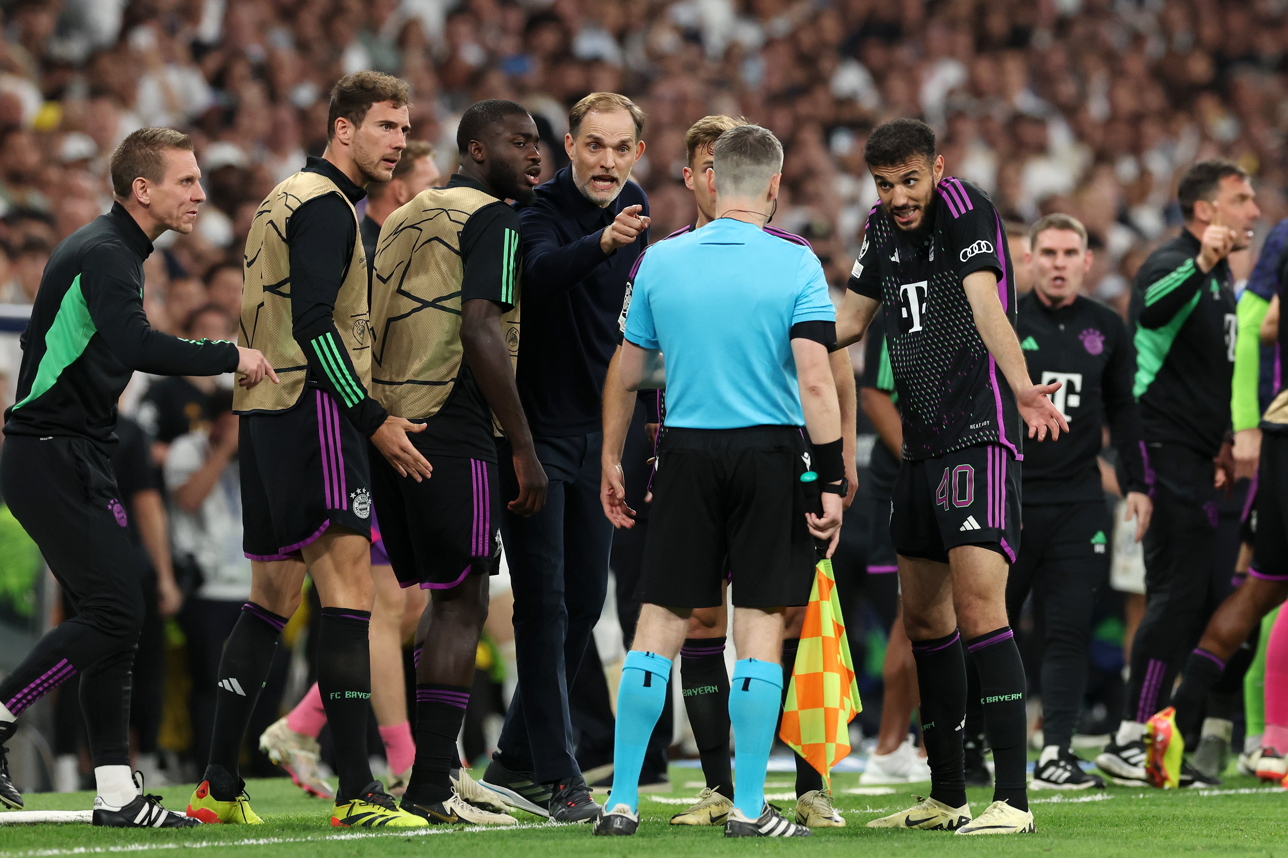 Todo el Bayern reclamó la jugada que Marciniak anuló por fuera de juego